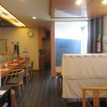 Takasago Zushi - 手前のカウンター席とテーブル席