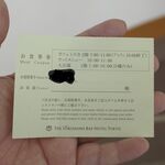 181450111 - 先日、「横浜ベイホテル東急」に宿泊した際に朝ごはんを食べるべく、受付で渡されたフードバウチャーを入り口のスタッフへと手渡します。