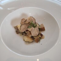 RISTORANTE OZIO - アワビとサマーポルチーニ茸とトリュフのコンソメスープ　スープ投入前