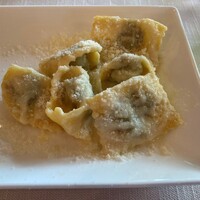 レオーネ・マルチアーノ - 牛ホホ肉の赤ワイン煮込みを詰めたアニョロッティ パルミジャーノチーズのバターソース