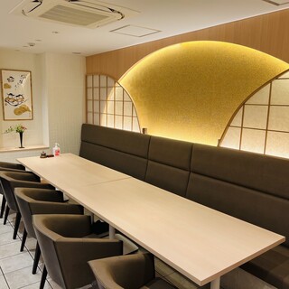 完全個室のテーブル席
                                          