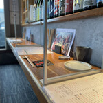 炭焼 おかげさん - カウンターは仕切り有り