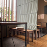 炭焼 おかげさん - テーブル席も仕切り有り