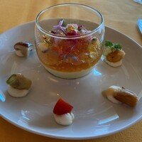 クイーン・アリス 横浜店 - フレンチキャビアと甘海老をのせたとうもろこしのムースとコンソメゼリー