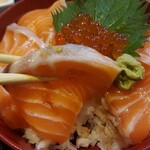 魚・一品料理 岩幸 - 【いくらサーモン海鮮丼】1200円