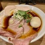 Niboshi Ramen Kogarasumaru - 煮干と鶏のラーメン。(黒)煮卵。