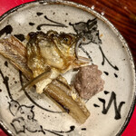 賛否両論 - 鮎は頭も骨も肝もすべて出る。