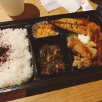 ナンクルナイサ　きばいやんせー - 日替わり弁当　さんま、アジフライ、鶏南蛮、人参しりしり、もずく天ぷら　どれを食べても外れなし！