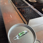 津田宇水産 レストラン - 牡蠣バケツ蒸し焼きコンロ　近くにいたら暑い暑い　汗