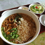 ぷくぷく - 小鉢もついてボリュームもあります。ちょっと甘めの味付け。