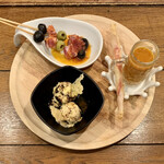 Hashigobaru Pincho - おつまみピンチョス盛り合わせ3種（オリーブとチョリソー、オマールスープとサーモンのスティック、バスクチーズケーキボールとカリカリチーズ） ¥770