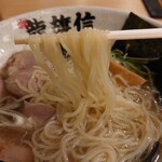 龍旗信LEO - 色白の麺、コシが弱い