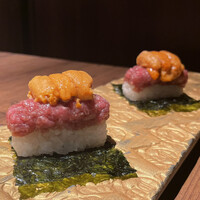 和牛とタン 焼肉 とみ 新橋本店 - 和牛寿司(雲丹)