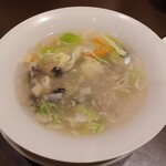 北浜 上海食苑 - 薄味で具だくさんなスープ