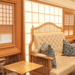 36ぷらす3 - 木材をふんだんに使った華やかな列車です