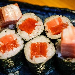 Enjoy fresh tuna! Protruding fatty tekka roll!