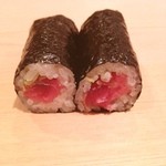 すし 豊倉 - 綺麗な断面だぁ(￣▽￣)
      中トロと漬けの
      混合？鉄火巻〜
      ☆*:.｡. o(≧▽≦)o .｡.:*☆