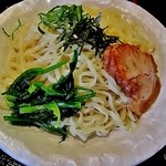 ユタの店 - 麺は中太平打ち麺（トッピング：ほうれん草、叉焼、葱、紫蘇）