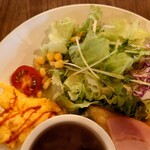 Kure Cafe - スクランブルエッグ、サラダ