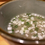 根津 焼鳥 照隅 - シッカリ鶏の旨味が感じるスープ