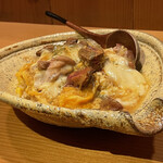 根津 焼鳥 照隅 - 土鍋炊き唐土ご飯に親子の頭乗せ