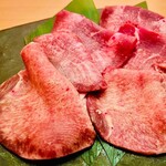 shabukikurogewagyuushabushabusukiyakisemmonten - 牛タンは焼肉用でのご提供ですが、アレンジとして牛タンしゃぶしゃぶとしてもお楽しみいただけます