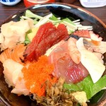 魚もん - 海鮮丼（汁物付き）950円
