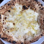 ピッツェリア フィロニコ - 4種のチーズクリームピッツァ