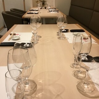 テーブル席とカウンター席とで20名様まで貸切可能です。