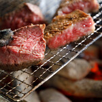 炭・肉と旬野菜Kazan - 炭火を使いじっくり火入れをします。とても柔らかく美味しいお肉になります！