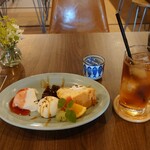 呉cafe - ドリンクセット（アイスティー）　150円
デザート3種盛り　300円