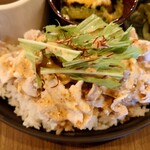 Kure Cafe - ご飯の上に冷豚しゃぶが載ってる
                        ご飯に載せるには味わいに締まりがないかな？