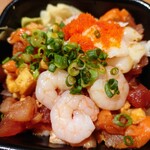 寿鈴丼丸 - 令和4年8月
            今日の日替り丼 550円
            まぐろ・サーモン・たまごやきの角切りをづけしょうゆでまぜています
            その上に、えんがわ・数の子っこ・ボイルエビ・ネギを入れています