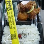 わくわく弁当 - 2013.03ばくだん唐揚げ弁当（470円）、ふたを開ける前