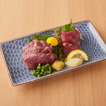 Assortment of 2 types of Kumamoto horse sashimi