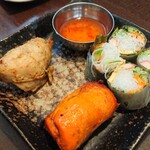 Samana - Ａランチ  サラダ+スープ+プレートに２種類のチキンと生春巻+カレー+ナンorライス+ドリンクで税込1,180円