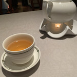 中国飯店 富麗華 - 温かいお茶（冷めないようにポットを温める）