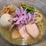 麺屋 さくら井 - フライドオニオンが良いアクセントに。味玉は固めの半熟。味はしっかりついています