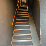 Shinkai - 細い階段を上ります。3階までありますが、2階です。
