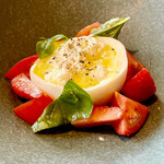 181498819 - 前菜 : イタリア産ブルータチーズと柳沢農園フルーツトマトのカプレーゼ。