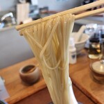 ヨコクラストアハウス - スープに潜らせた麺リフト