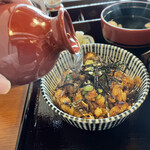 あつた蓬莱軒 - 出汁をかけて