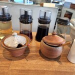 ヨコクラストアハウス - 卓上・手前の左は一味右は藻塩