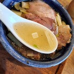 ヨコクラストアハウス - 塩スープは其のまま飲める程の味付けちょいと薄いかなと思うも昆布水に浸かった麺を潜らせると丁度良い◯