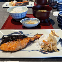 圓 弁柄 渋谷ストリーム - キングサーモン 塩麹漬け焼き定食