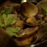 バール エ ターヴォラ カルダ ラ・ジョストラ - 活あさりの白ワイン蒸し