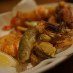 バール エ ターヴォラ カルダ ラ・ジョストラ - 魚介のフリットミスト