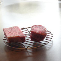 ステーキハウス ミディアムレア - 焼く前のステーキ肉、左はサーロイン、右はフィレ