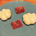 ラ・フォルム ド エテルニテ - 小菓子のムラング・コック(左右)と
      パート・ド・フリュイ(上下)