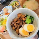Tokidoki Shokudou - ルーロー飯。味噌汁、サラダ、小鉢×２、付いてました。